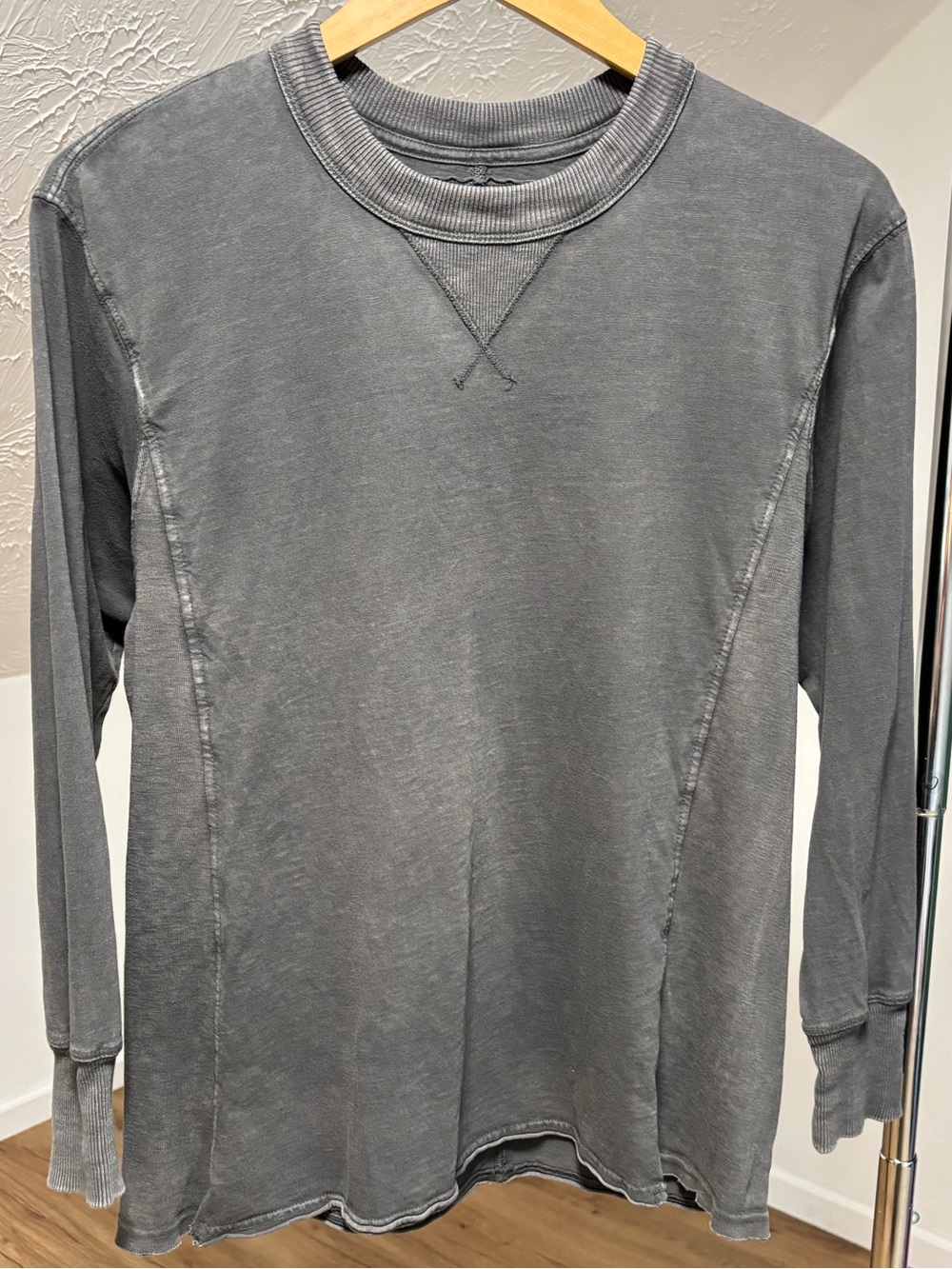aerie longsleeve crewneck top with ribbed details. Charcoal grey. xxs relaxedfit